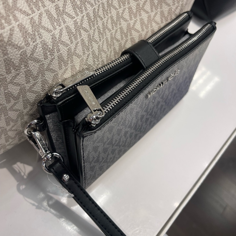 MICHAEL KORS Jet Set Lg Ombré Signature Logo Double Zip Wristlet Phone Holdr
NWT - Picture 13 of 16